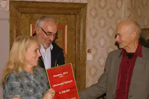 Styremedlem Torgils Jaastad deler ut gåva til Ullensvang Fjellstyre